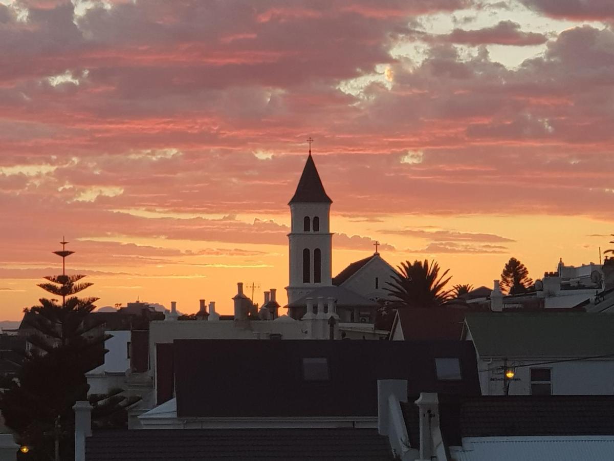 Bramber Court Art-deco Self-catering * Cape Town