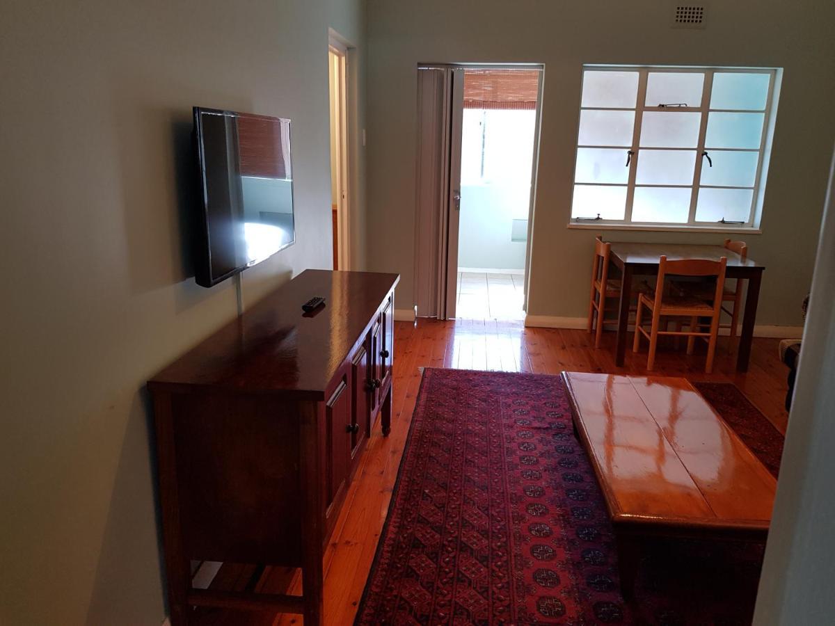Bramber Court Art-deco Self-catering * Cape Town